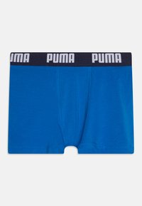 Modri bokserici iz mehke bombažne tkanine, ki imajo temno modri elastik z belim logotipom "PUMA", brezšivne stranice in kratke noge.