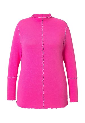 Haut fuchsia à manches longues avec un col montant, présentant des bords volantés le long des coutures et des poignets, avec une texture lisse et douce.