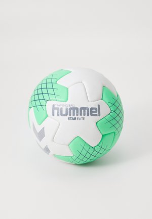 Piłka treningowa z zielonymi i białymi panelami, z teksturowaną powierzchnią, wzorem w kształcie gwiazdy i oznaczeniem "hummel STAR ELITE".