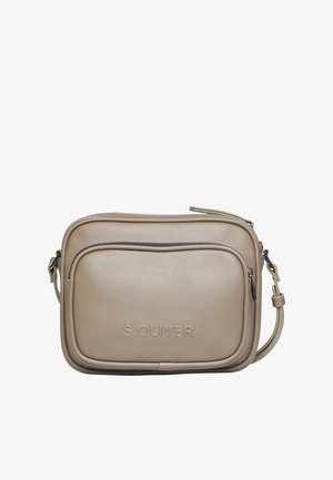 Bolso bandolera de cuero beige con bolsillo frontal con cremallera, logo "S. Oliver" en relieve y correa ajustable para el hombro.