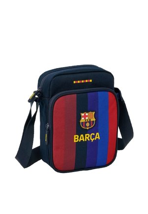 Czarna torba na ramię z pionowymi czerwonymi, czarnymi i niebieskimi paskami, herbem FC Barcelony i żółtym tekstem "BARÇA" na przedniej kieszeni.