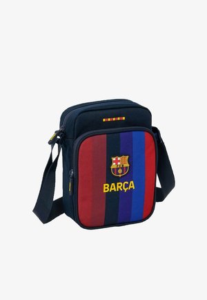 Czarna torba na ramię z pionowymi czerwonymi, czarnymi i niebieskimi paskami, herbem FC Barcelony i żółtym tekstem "BARÇA" na przedniej kieszeni.