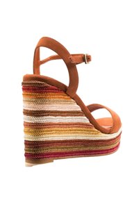 Sandalia de cuña de ante marrón con plataforma de cuerda trenzada multicolor, que cuenta con una correa en el tobillo y un diseño de punta abierta.