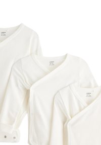 Body in cotone bianco per neonati, con design avvolgente, maniche lunghe e bottoni a pressione, disponibili in taglie da 0 a 6 mesi.