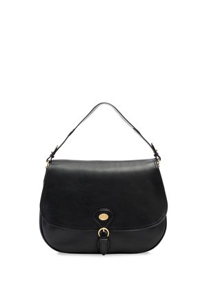 Borsa a tracolla in pelle nera con pattina curva, fibbia color oro e tracolla regolabile su sfondo bianco.