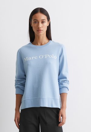 Lichtblauwe sweatshirt van zacht materiaal met een ronde hals en geribde manchetten, voorzien van een witte "Marc O’Polo" logo op de borst.