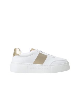 Sneakers bianchi in pelle con un accentuazione metallica dorata e due strisce dorate. Presentano una suola spessa bianca e un logo impresso sul lato.