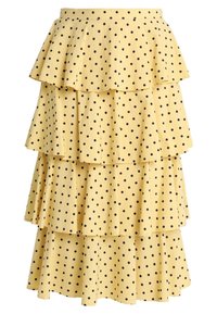 Gonna midi gialla con pois neri, con tre strati di rouches e una vita aderente.