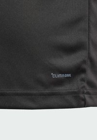Schwarzes Kurzarmhemd aus leichtem Stoff mit dem ClimaCool-Logo in Hellblau auf der unteren Seite. Glatte Textur und schlichtes Design.