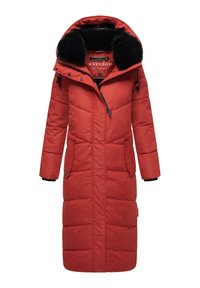 Manteau rembourré rouge avec capuche en fausse fourrure, manches longues, deux poches latérales, design matelassé et fermeture éclair à l'avant.