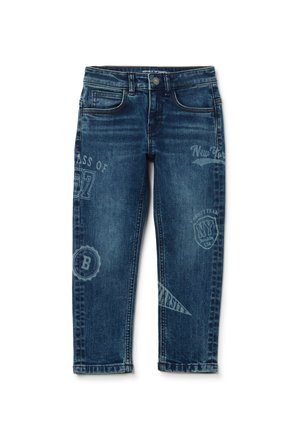 Dunkelblaue Kinder-Denimjeans mit aufgedruckten Logos und Texten im College-Stil, mit Vordertaschen, Gürtelschlaufen und Knopfverschluss.