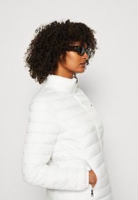 Tommy Hilfiger GLOBAL JACKET - Overgangsjakke - ecru