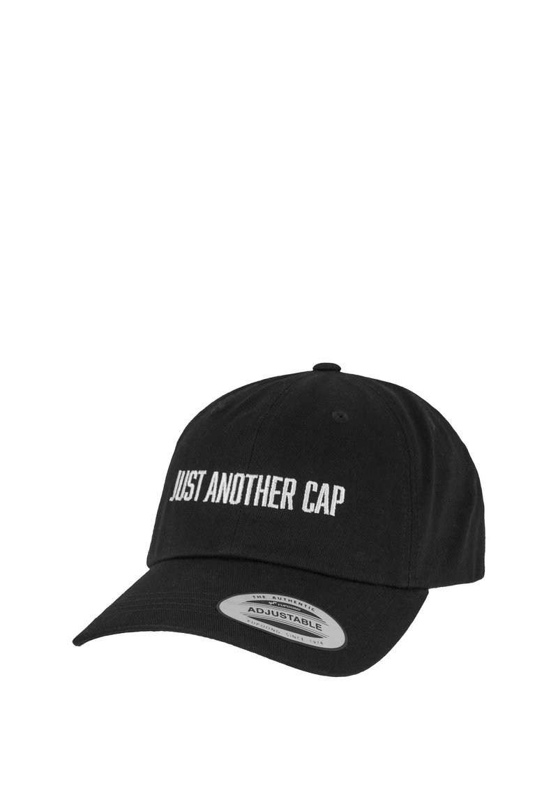 Svart justerbar baseballcaps med hvit brodert tekst "BARE EN KAPS TIL" på forsiden, med en buet skjerm og tekstur av stoff.