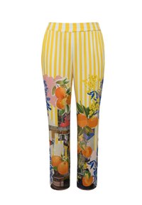 Pantaloni gialli a righe con un collage colorato di arance, fiori e immagini urbane; cinturino elastico per il massimo comfort.