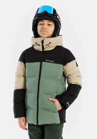 Isolierte Daunenjacke in Grün, Schwarz und Beige mit Reißverschluss, hohem Kragen und Logodetails auf der Brust und dem Ärmel.