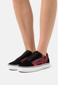 Vans COMFYCUSH OLD SKOOL - Sneaker low - after dark black/red