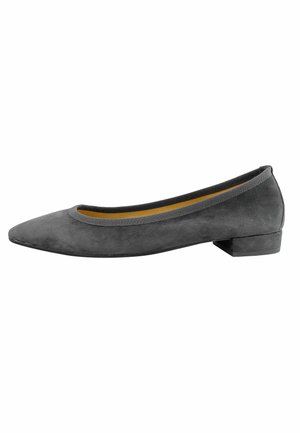 Scarpa ballerina in camoscio nero con tacco basso, punta arrotondata e bordatura elastica attorno all'apertura.