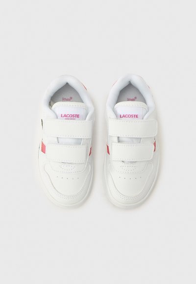 Бели маратонки Lacoste с розови акценти, с гладък кожен горен слой, велкро ленти и перфорации за дишане.