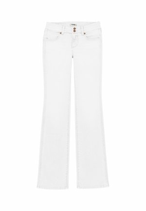 Jeans blancs à jambes évasées avec poches avant, fermeture à deux boutons et coutures visibles, étiquetés Wrangler sur la ceinture intérieure.