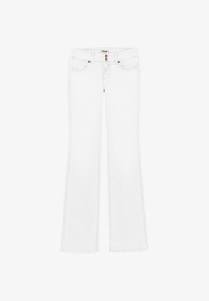 Jeans blancs à jambes évasées avec poches avant, fermeture à deux boutons et coutures visibles, étiquetés Wrangler sur la ceinture intérieure.