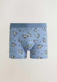 Mėlyni medvilniniai bokseriai su elastiniu juosmeniu, dekoruoti žaismingu piešiniu, kuriame animaciniai personažai laiko užkandžius ir dėvi kepures.