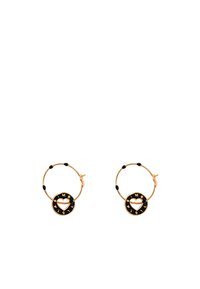 Pendientes de aro dorados que presentan un charm circular negro con un corte en forma de corazón y letras grabadas, acentuados con cuentas negras a lo largo del aro.