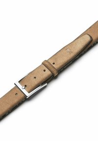 Brauner Ledergürtel mit glatter Textur, silberner Metallschnalle und mehreren Anpassungslöchern. Zeigt dezentes Branding auf dem Riemen.