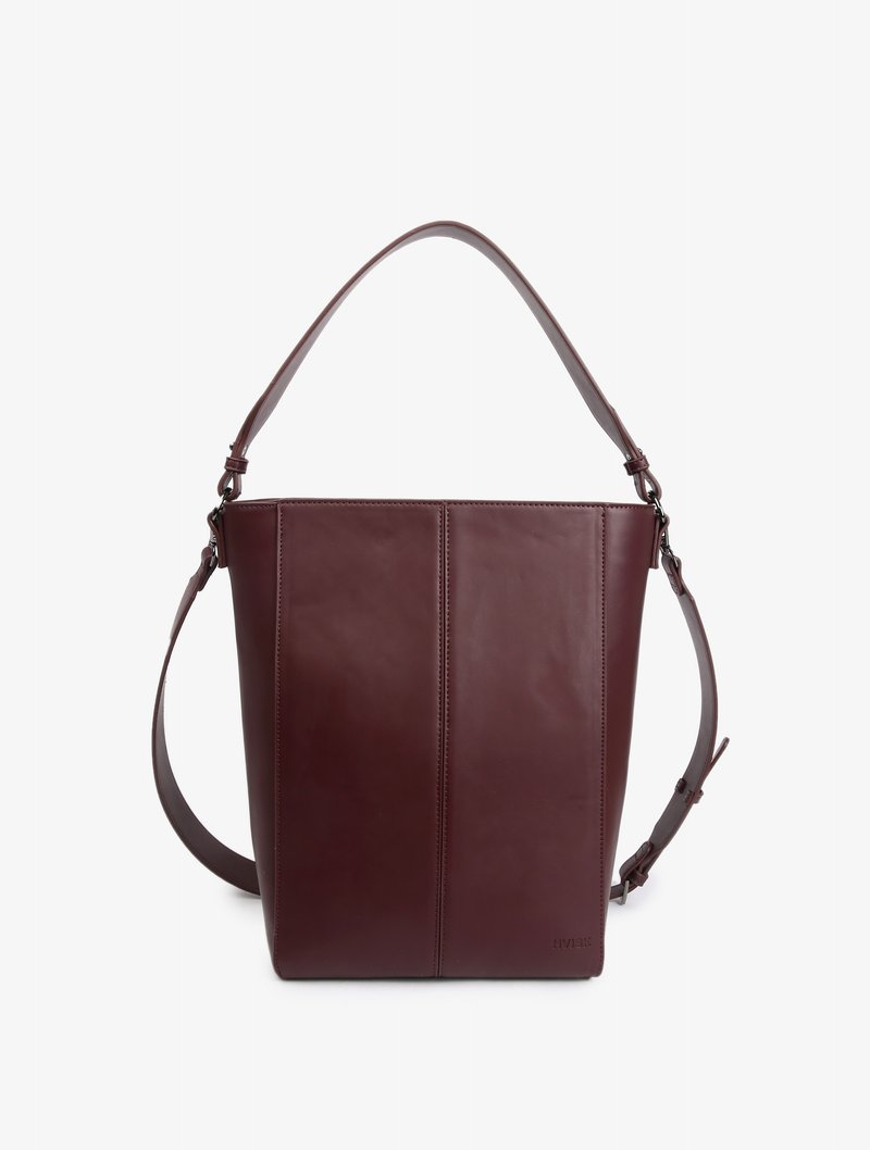 Borsa a secchiello in pelle marrone scuro con tracolla regolabile e manico superiore, caratterizzata da un discreto logo del marchio impresso.