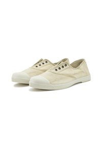 Platneni slip-on cipele u off-white boji s okruglim prstima, metalnim rupicama i strukturiranom gumenom potplatom. Lagani dizajn za ležernu nosivu.