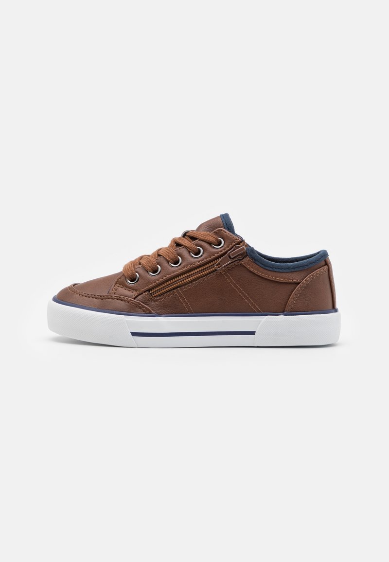 Sneaker en cuir marron avec semelle en caoutchouc blanche, accents bleus sur le col et lacets marron. Présente une fermeture éclair sur le côté et des motifs cousus.