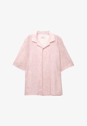 Ružičasta košulja kratkih rukava i opuštenog kroja, s složenim bijelim spiralnim uzorcima, s dugmadima sprijeda i klasičnim dizajnom ovratnika.