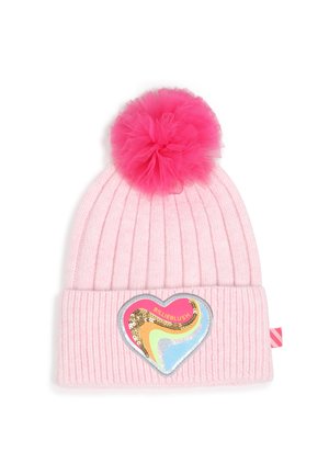 Bonnet en maille côtelée rose avec un gros pompon rose et un patch cœur multicolore avec des sequins dorés et un texte sur le revers.