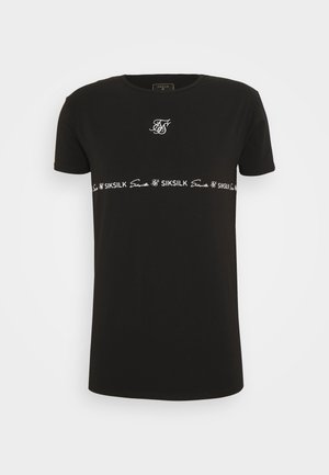 Schwarzes T-Shirt mit kurzen Ärmeln und weißem SikSilk-Logo in der Mitte der Brust sowie wiederholtem Branding in einem horizontalen Streifen über dem Mittelteil.
