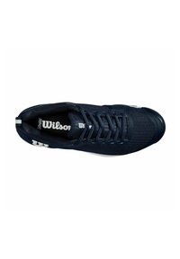 Zapatilla deportiva en color azul marino con parte superior de malla transpirable, superficie texturizada y detalles en blanco. Presenta cordones y una marca en la plantilla.