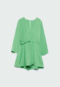 Jumpsuit verde de manga corta hecho de una tela suave. Presenta un escote en V, cintura fruncida y un cierre con cremallera en la parte posterior.