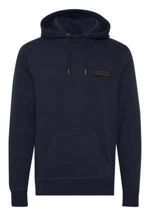 Marineblå hættetrøje lavet af blødt stof, der har en frontkangaroo-lomme, snørehett, og et rektangulært vævet mærke på brystet.