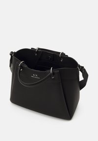 Schwarze, strukturierte Lederhandtasche mit weitem Öffnungsbereich, silbernen Beschlägen, zwei oberen Griffen und einem verstellbaren Schultergurt. Mit Logodetail.