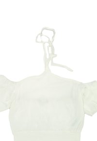 Weißes Off-Shoulder-Top mit kurzen Puffärmeln, strukturiertem Stoff und einer Bindeschleife am Hals. Leicht und durchscheinend.