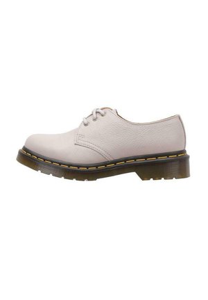 Weiße Leder-Oxford-Schuhe mit runder Spitze, dünnen Schnürsenkeln, strukturiertem Obermaterial, gelber Naht entlang der Sohle und einer klobigen, durchsichtigen Gummisohle.
