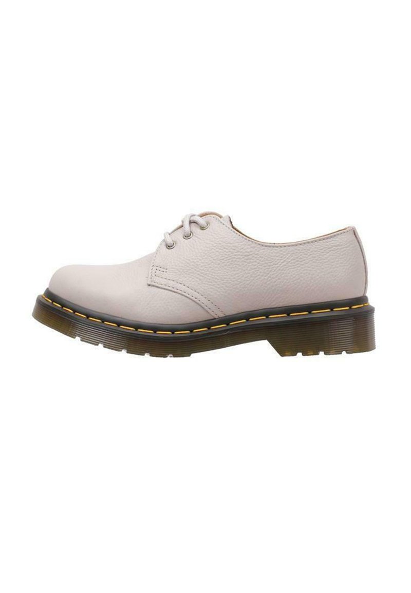 Scarpa oxford in pelle bianca con punta rotonda, lacci sottili, tomaia testurizzata, cuciture gialle lungo la suola e una suola in gomma traslucida e robusta.