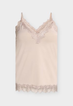 Caraco en soie beige avec bordure en dentelle le long de l'encolure en V, des bretelles et de l'ourlet sur un fond gris clair uni.