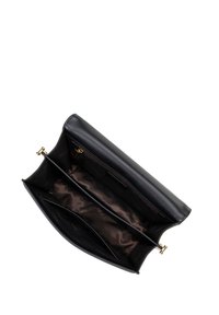 Borsa a mano in pelle nera con una texture liscia, accessori in oro e due scomparti spaziosi foderati in tessuto scuro. Include una tasca con zip.