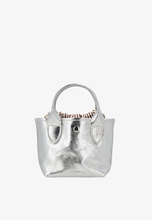 Kleine zilveren metalen handtas met twee handvatten en een gestreepte stoffen trekkoordsluiting aan de binnenkant.