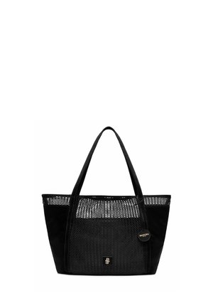 Schwarze Tragetasche mit Netzvorderseite, zwei Griffen und einem runden Anhänger mit der Aufschrift "Badura", präsentiert vor weißem Hintergrund.