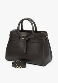 Ciemnobrązowa skórzana torebka z fakturą w kropki, z podwójnymi uchwytami u góry, odpinanym paskiem na ramię i złotymi akcentami metalowymi.