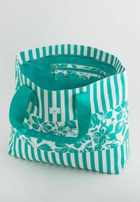 Duża torba na ramię w tealistych i białych paskach, z kwiatowym wzorem, solidnymi uchwytami oraz zamykaną na zamek kieszonką wewnętrzną. Wykonana z materiału, o przestronnym designie.
