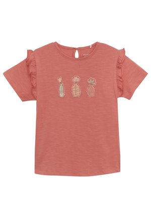 Koralfarvet bomulds-t-shirt med korte flæser på ærmerne, der har tre broderede flaske designs i pastelfarver på forsiden. Nakkedetalje med nøglehul.