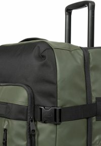Borsa da viaggio a rotelle in verde scuro e nero, realizzata in materiale resistente, con manico telescopico, chiusura a fibbia e numerose tasche con zip.