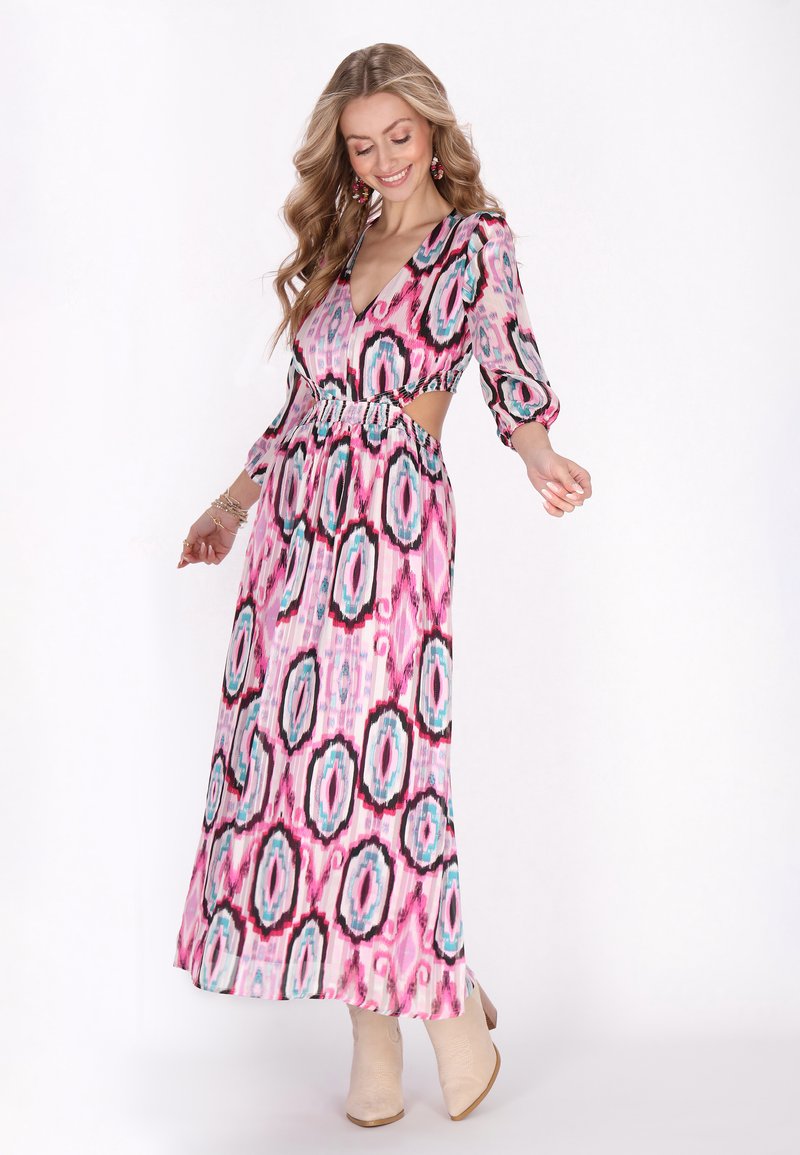 Vestido largo rosa con escote en V y mangas tres cuartos, que presenta un vibrante patrón de formas ovaladas en azul, negro y blanco.