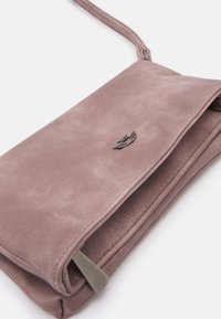 Mockaväsk i dämpad mauve, med en slank design, dragkedjestängning och en subtil logotypaccent. Slät yta med minimalt med sömmar.